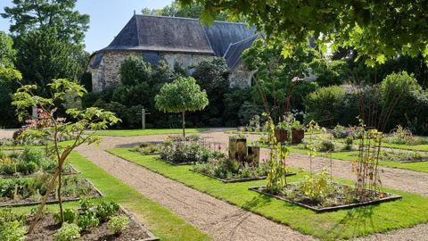 Plantations dans le carré des nouveautés au sein du jardin des plantes d’Angers, au samedi 18 juin.©V. Lebourgeois